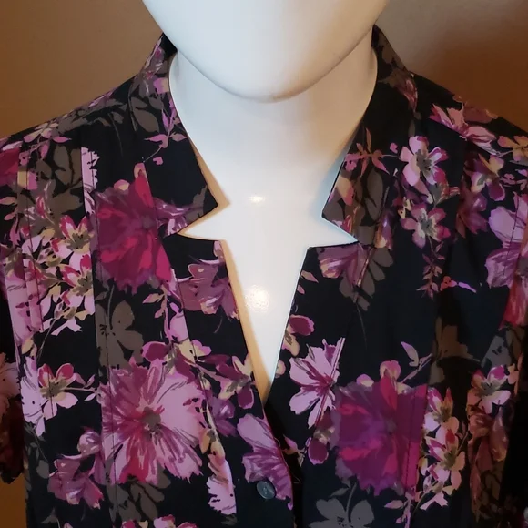 Croft & Barrow Floral short sleeve blouse 💥 - Picture 2 of 7
